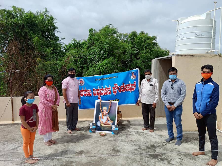 ಮೈಸೂರಿನ ಬೋಗಾದಿಯ ಶಾರದಾನಗರ ರೈಲ್ವೆ ಬಡಾವಣೆಯ ಶರಣು ವಿಶ್ವವಚನ ಫೌಂಡೇಷನ್ ಕಚೇರಿಯಲ್ಲಿ ಹಡಪದ ಅಪ್ಪಣ್ಣ ಅವರ 886ನೇ ಜಯಂತಿಯನ್ನು ಆಚರಿಸಲಾಯಿತು. ಫೌಂಡೇಷನ್ ಸಂಸ್ಥಾಪಕ ಡಾ.ವಚನ ಕುಮಾರಸ್ವಾಮಿ, ರೂಪಾ ಕುಮಾರಸ್ವಾಮಿ, ಅನಿಲ್ ಕುಮಾರ್ ವಾಜಂತ್ರಿ, ಗೌರವಾಧ್ಯಕ್ಷ ಚನ್ನಬಸಪ್ಪ, ಗಿರಿಜೇಶ್, ಆದರ್ಶ್, ವಚನ ಇದ್ದಾರೆ