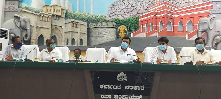 ರಾಯಚೂರು ಜಿಲ್ಲಾಧಿಕಾರಿ ಆರ್.ವೆಂಕಟೇಶಕುಮಾರ್ ಅವರು ಜಿಲ್ಲಾ ಪಂಚಾಯಿತಿ ಸಭಾಂಗಣದಲ್ಲಿ ಸಣ್ಣ ನೀರಾವರಿ ಇಲಾಖೆಗೆ ಸಂಬಂಧಿಸಿದಂತೆ ಸೋಮವಾರ ಸಭೆ ನಡೆಸಿದರು