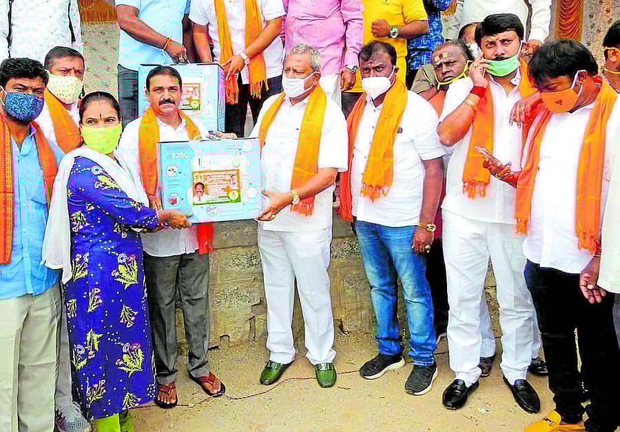 ನಗರಾಭಿವೃದ್ಧಿ ಸಚಿವ ಬೈರತಿ ಬಸವರಾಜ್ ಅವರು ಫಲಾನುಭವಿಗಳಿಗೆ ಹೊಲಿಗೆ ಯಂತ್ರ ವಿತರಿಸಿದರು. ಪಾಲಿಕೆ ಸದಸ್ಯ ಬಿ.ಎನ್.ಜಯಪ್ರಕಾಶ್, ಭುವನೇಶ್ವರಿ ಒಕ್ಕಲಿಗರ ಸಂಘದ ಅಧ್ಯಕ್ಷ ವಿಜಿನಾಪುರ ಪ್ರದೀಪ್ ಗೌಡ, ಮುಖಂಡರಾದ ಮುನೇಗೌಡ, ದುಷ್ಯಂತ್ ರಾಜ್, ಪ್ರಕಾಶ್, ನವೀನ್ ಅರಸು ಇದ್ದರು