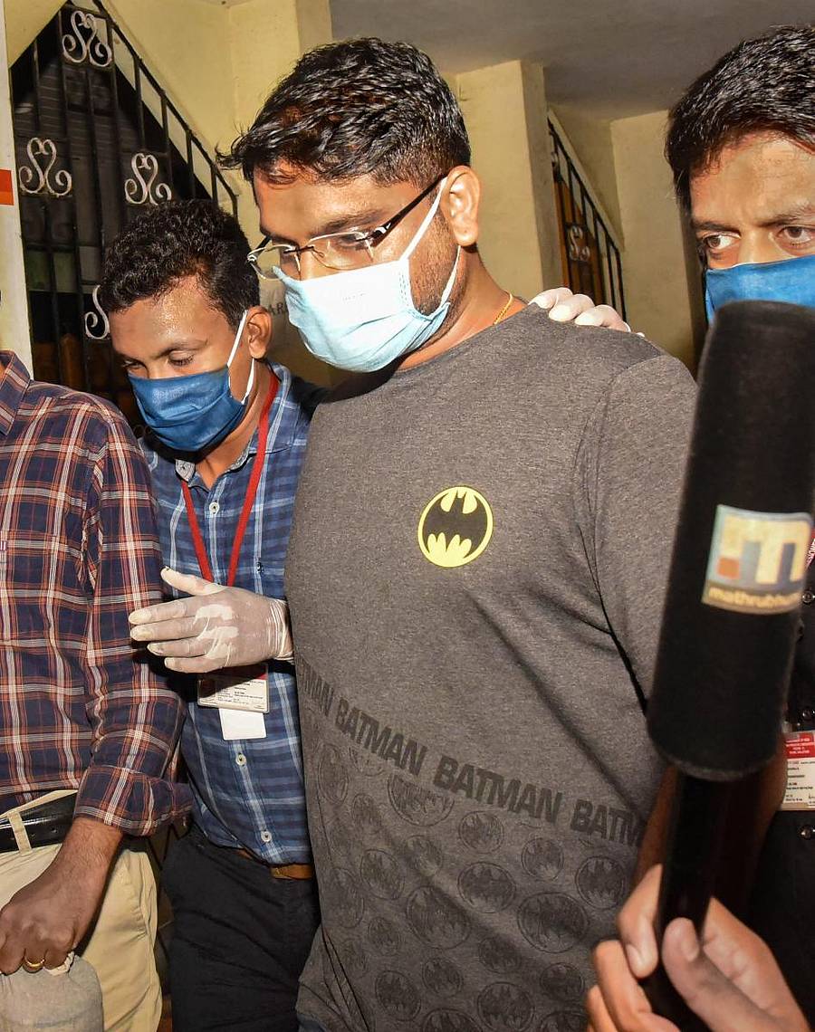 ಚಿನ್ನದ ಕಳ್ಳಸಾಗಾಣಿಕೆ ಆರೋಪಿ ಸರಿತ್‌ ಅವರನ್ನು ಕಸ್ಟಮ್ಸ್‌ ಅಧಿಕಾರಿಗಳು ಆರ್ಥಿಕ ಅಪರಾಧಗಳ ನ್ಯಾಯಾಲಯಕ್ಕೆ ಮಂಗಳವಾರ ಹಾಜರುಪಡಿಸಿದರು  –ಪಿಟಿಐ ಚಿತ್ರ