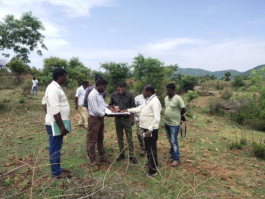 ಮರಿಯಪುರ ಅರಣ್ಯದಲ್ಲಿ ನಡೆಯುತ್ತಿರುವ ಸರ್ವೆ ಕಾರ್ಯವನ್ನು ಡಿಸಿಎಫ್ ವಿ.ಏಡುಕುಂಡಲು ಅವರು ಪರಿಶೀಲಿಸಿದರು