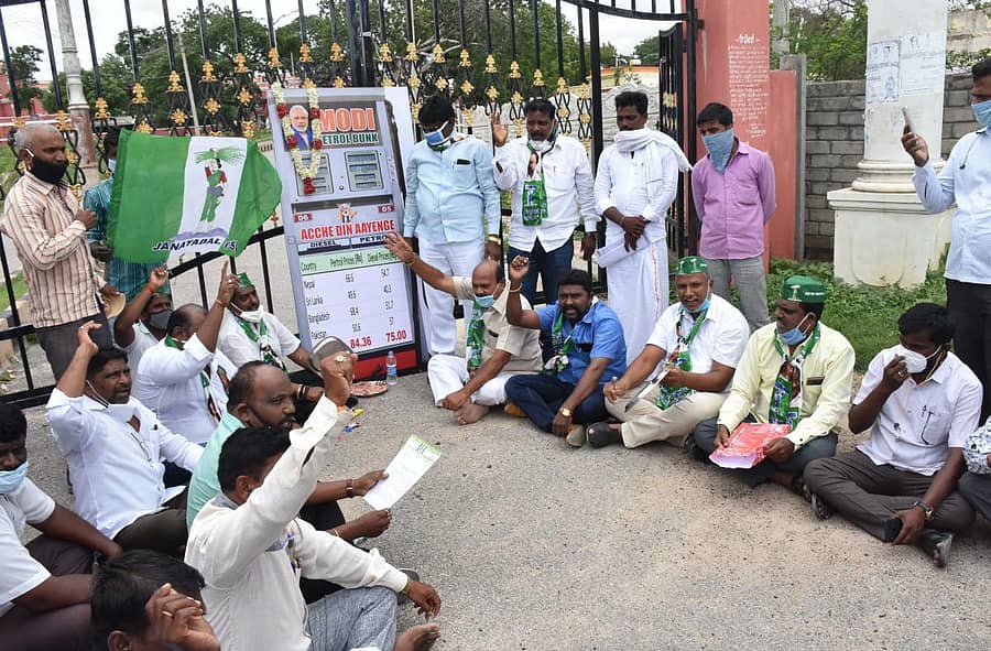 ರಾಯಚೂರಿನಲ್ಲಿ ಜಿಲ್ಲಾ ಜೆಡಿಎಸ್‌ ಮುಖಂಡರು ತೈಲ ಬೆಲೆ ಏರಿಕೆ ಮಾಡುತ್ತಿರುವುದನ್ನು ವಿರೋಧಿಸಿ ಜಿಲ್ಲಾಧಿಕಾರಿ ಕಚೇರಿ ಎದುರು ಮಂಗಳವಾರ ಪ್ರತಿಭಟನೆ ನಡೆಸಿದರು