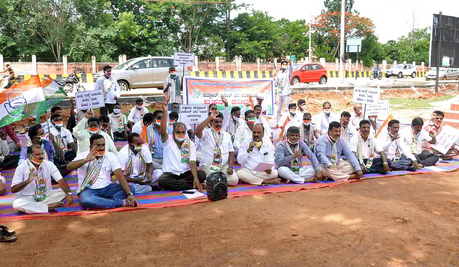 ತಾಲ್ಲೂಕು ಪಂಚಾಯಿತಿ ಕಚೇರಿ ಎದುರು ಕಾಂಗ್ರೆಸ್ ಮುಖಂಡರು ಹಾಗೂ ಕಾರ್ಯಕರ್ತರು ಪ್ರತಿಭಟನೆ ನಡೆಸಿದರು