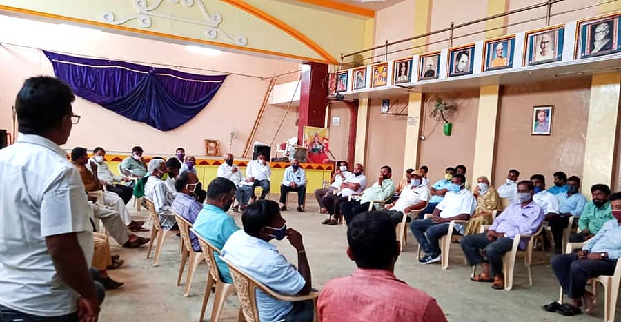 ಕನ್ನಡ ಜಾಗೃತ ಭವನದಲ್ಲಿ ಮಂಗಳವಾರ ನಡೆದ ಸಭೆಯಲ್ಲಿ ವಿವಿಧ ಸಂಘಟನೆ ಮುಖಂಡರು ಭಾಗವಹಿಸಿದ್ದರು