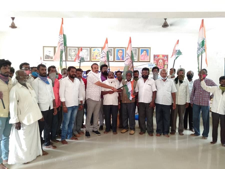 ಬಂಗಾರಪೇಟೆ ಪಟ್ಟಣದ ಕಾಂಗ್ರೆಸ್ ಭವನದಲ್ಲಿ ಕೆಸರನಹಳ್ಳಿ ಗ್ರಾಮ ಪಂಚಾಯಿತಿಯ ಹಲ ಮುಖಂಡರು ಬಿಜೆಪಿ ತೊರೆದು ಕಾಂಗ್ರೆಸ್ ಜಿಲ್ಲಾ ಘಟಕ ಅಧ್ಯಕ್ಷ ಕೆ.ಚಂದ್ರಾರೆಡಿ ಅವರ ಸಮ್ಮುಖದಲ್ಲಿ ಪಕ್ಷ ಸೇರಿದರು