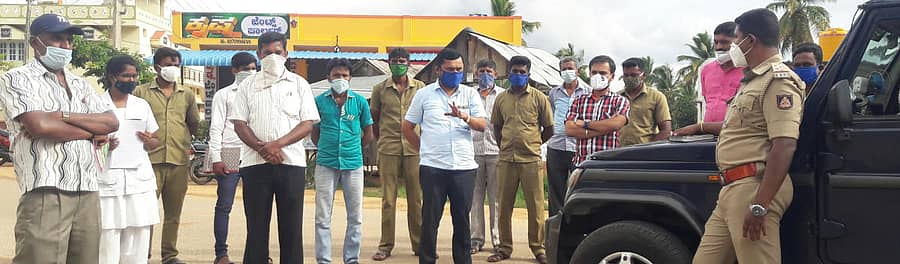 ಮಾಗಡಿ ಕುದೂರಿನಲ್ಲಿ ಕೊರೊನಾ ಸೋಂಕು ಹರಡುತ್ತಿರುವುದರಿಂದ ಪಿಎಸ್ಐ ಮಂಜುನಾಥ ಗ್ರಾಮಸ್ಥರಿಗೆ ಓಡಾಡದಂತೆ ಎಚ್ಚರಿಕೆ ನೀಡಿದರು