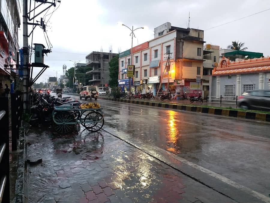 ರಾಯಚೂರಿನಲ್ಲಿ ಮಂಗಳವಾರ ಮಳೆ ಸುರಿದಾಗ ಸ್ಟೇಷನ್ ರಸ್ತೆಯಲ್ಲಿ ಕಂಡುಬಂದ ನೋಟ