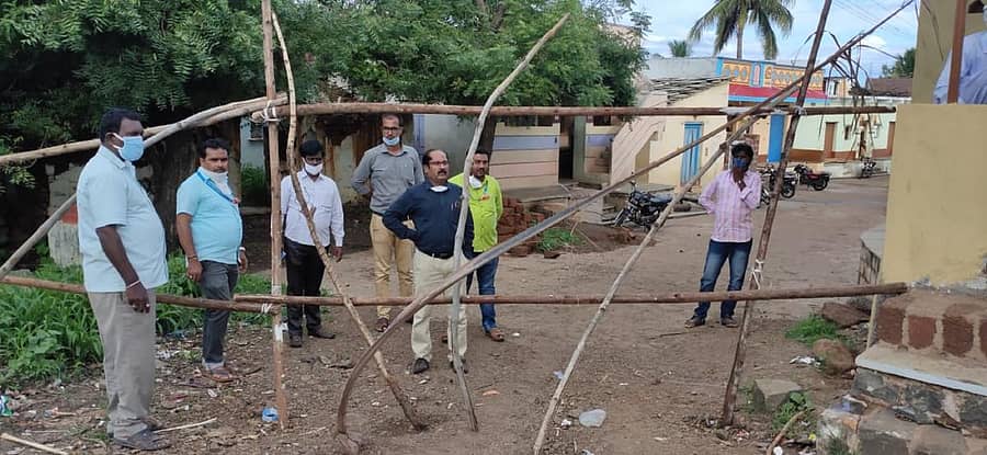 ಚಿಂಚೋಳಿ ತಾಲ್ಲೂಕಿನ ಐನಾಪುರ ಗ್ರಾಮಕ್ಕೆ ಭೇಟಿ ನೀಡಿದ ತಹಶೀಲ್ದಾರ ಅರುಣಕುಮಾರ ಕುಲಕರ್ಣಿ ಮಂಗಳವಾರ ಸೀಲಡೌನ್ ಪರಿಶೀಲಿಸಿದರು
