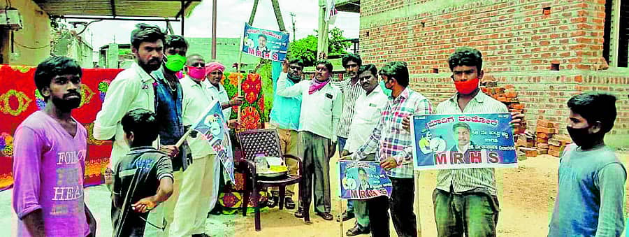 ಚಿಂತಾಮಣಿ ತಾಲ್ಲೂಕಿನ ಊಲವಾಡಿಯಲ್ಲಿ ಮಾದಿಗ ದಂಡೋರ ಹಮ್ಮಿಕೊಂಡಿದ್ದ ಕಾರ್ಯಕ್ರಮದಲ್ಲಿ ಜಿಲ್ಲಾ ಘಟಕದ ಅಧ್ಯಕ್ಷ ಎಂ.ವಿ.ರಾಮಪ್ಪ, ಉಪಾಧ್ಯಕ್ಷ ಪಿ.ಎಂ.ನರಸಿಂಹಯ್ಯ ಭಾಗವಹಿಸಿದ್ದರು