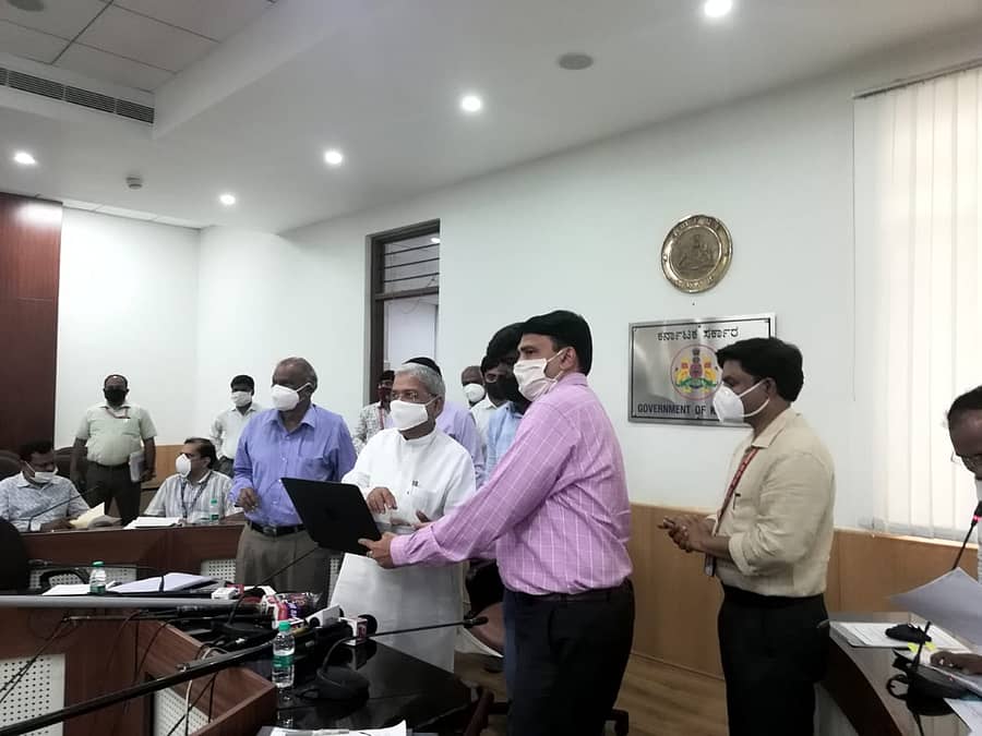 ಸಮಾಜ ಕಲ್ಯಾಣ ಇಲಾಖೆಯ ಯೋಜನೆಗಳನ್ನು ಸಕಾಲ ಯೋಜನೆ ವ್ಯಾಪ್ತಿಗೆ ಒಳಪಡಿಸಲು ಉಪಮುಖ್ಯಮಂತ್ರಿ ಗೋವಿಂದ ಎಂ.ಕಾರಜೋಳ ಚಾಲನೆ ನೀಡಿದರು. 