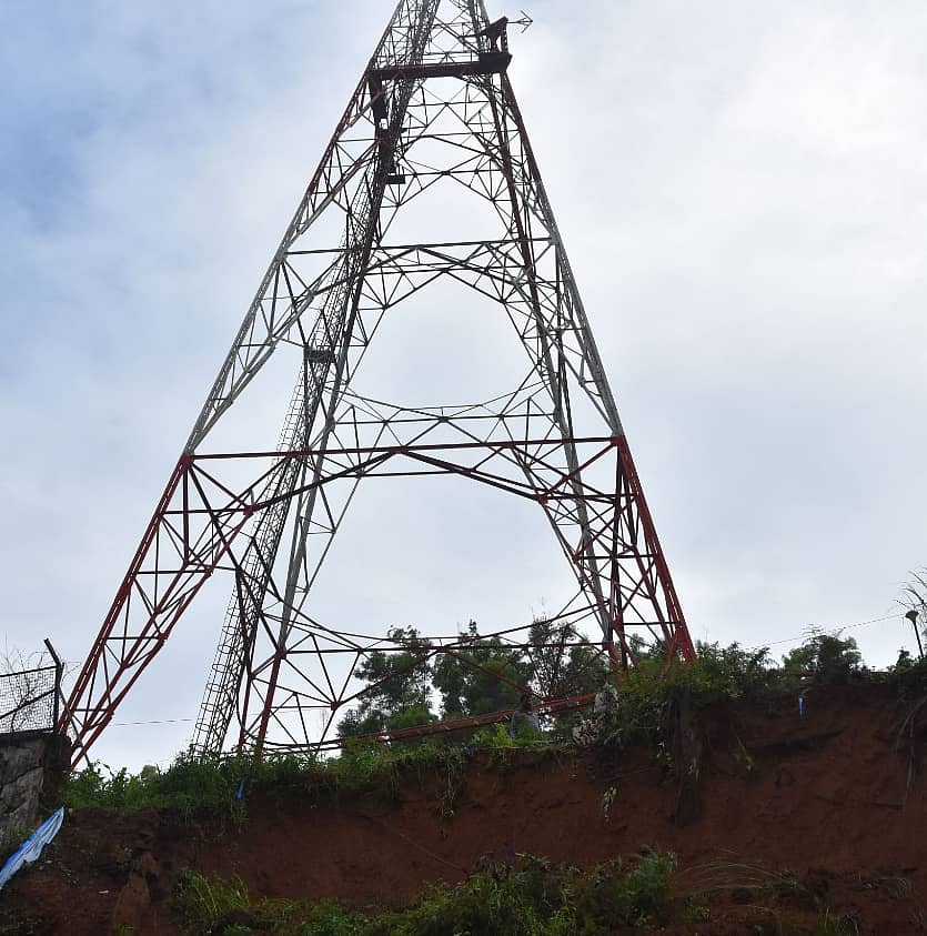 ಆಕಾಶವಾಣಿ ಟವರ್ ಬಳಿ ಮಣ್ಣು ಕುಸಿದಿರುವ ದೃಶ್ಯ