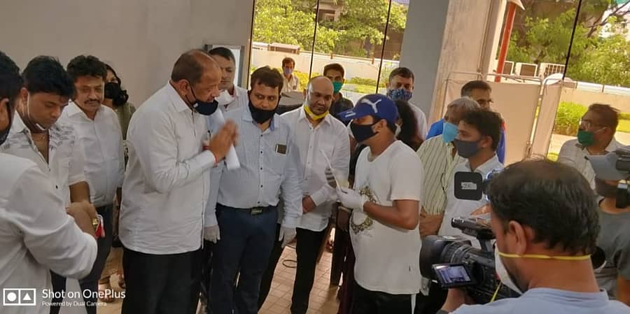 ಮುಂಬೈ ಉತ್ತರ ಕ್ಷೇತ್ರದ ಸಂಸದ ಗೋಪಾಲ್ ಶೆಟ್ಟಿ ಕೊರೊನಾ ಯೋಧರನ್ನು ಮಂಗಳವಾರ ಗೌರವಿಸಿದರು.