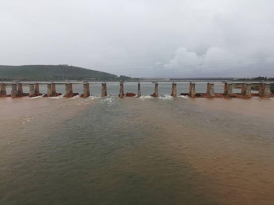 ಆಲಮಟ್ಟಿ ಜಲಾಶಯದಿಂದ ನೀರು ಹೊರಬಿಡಲಾಗಿದೆ