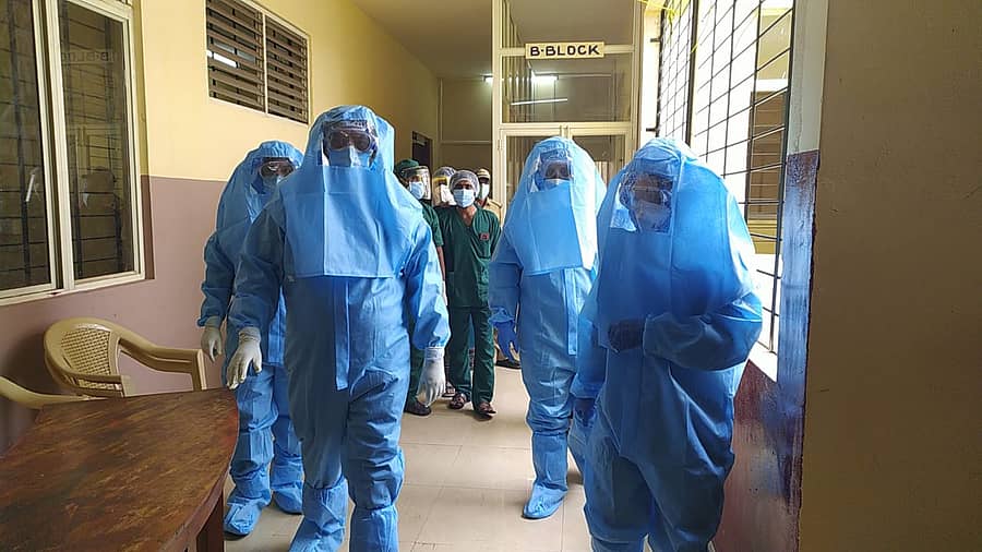 ಬಳ್ಳಾರಿ ಜಿಲ್ಲಾ ಉಸ್ತುವಾರಿ ಸಚಿವ ಆನಂದಸಿಂಗ್ ಅವರು ಸರ್ಕಾರಿ ದಂತ ವೈದ್ಯಕೀಯ ಕಾಲೇಜಿನ ಐಸೊಲೆಷನ್ ವಾರ್ಡ್ಗೆ ಭೇಟಿ ನೀಡಿದರು.