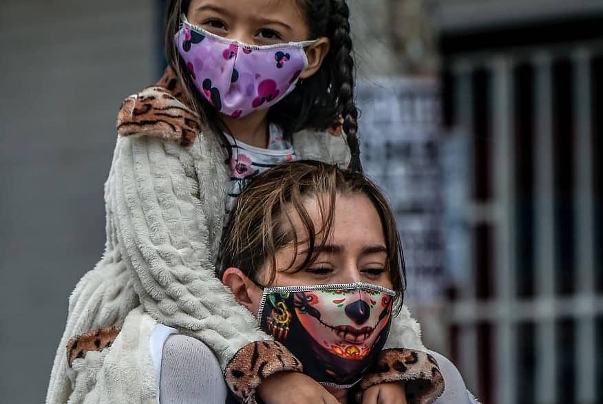 ಕೊಲಂಬಿಯಾ ದೇಶದಲ್ಲಿ ತಾಯಿಯ ಹೆಗಲೇರಿದ ಮಗಳು.