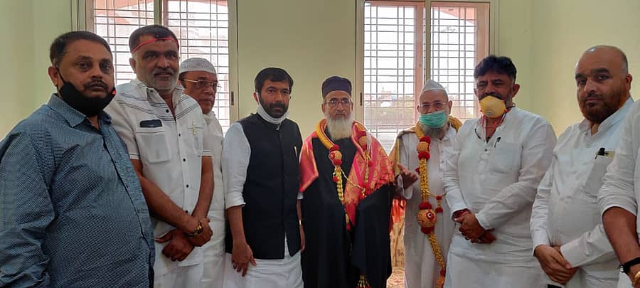 ಕೆಪಿಸಿಸಿ ಅಧ್ಯಕ್ಷ ಡಿ.ಕೆ. ಶಿವಕುಮಾರ್ ಹಾಗೂ ಕಾರ್ಯಾಧ್ಯಕ್ಷ ಸಲೀಂ ಅಹಮದ್ ಅವರು ಬುಧವಾರ ಬೆಂಗಳೂರಿನ ನಾಗವಾರದಲ್ಲಿರುವ ಅರೇಬಿಕ್ ಕಾಲೇಜ್ನಲ್ಲಿ ಮುಸ್ಲಿಂ ಧರ್ಮಗುರು ಕರ್ನಾಟಕದ ಅಮಿರ್-ಇ-ಷರಿಯತ್, ಮುಫ್ತಿ ಸಗೀರ್ ಅಹಮದ್ ಅವರನ್ನು ಭೇಟಿ ಮಾಡಿದರು.