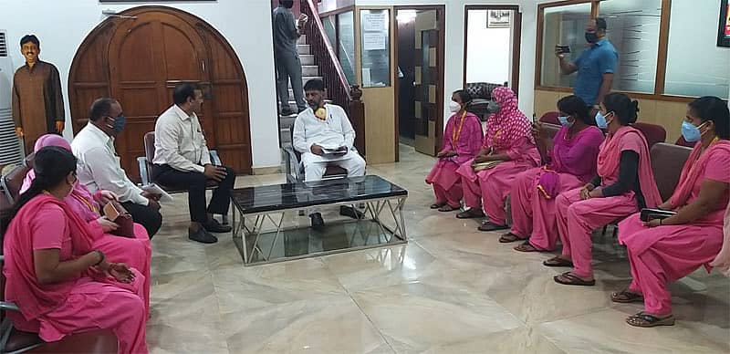 ಆಶಾ ಕಾರ್ಯಕರ್ತೆಯರು ಕೆಪಿಸಿಸಿ ಅಧ್ಯಕ್ಷ ಡಿ.ಕೆ.ಶಿವಕುಮಾರ್ ಅವರನ್ನು ಭೇಟಿ ಮಾಡಿ ಪ್ರತಿಭಟನೆಗೆ ಸಹಕಾರ ನೀಡುವಂತೆ ಮನವಿ ಮಾಡಿದರು.