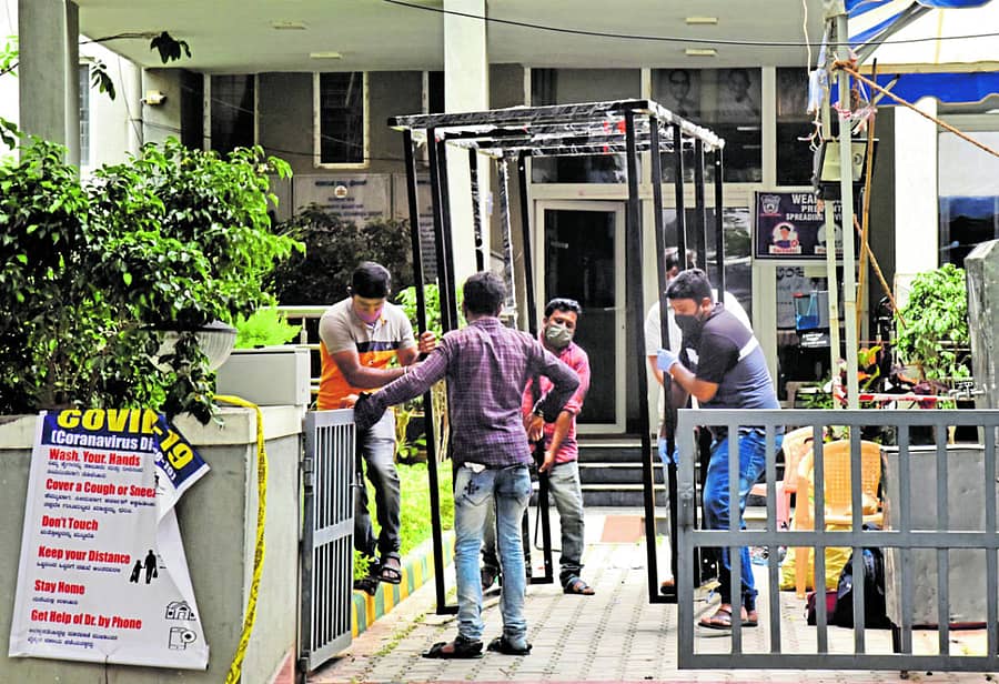 ಸಂಜಯ್ನಗರದ ಪೊಲೀಸ್ ಠಾಣೆ ಎದುರು ಸೋಂಕು ನಿವಾರಕ ದ್ರಾವಣ ಸಿಂಪಡಿಸುವ ವ್ಯವಸ್ಥೆಯನ್ನು ನಿರ್ಮಿಸುತ್ತಿರುವುದು –ಪ್ರಜಾವಾಣಿ ಚಿತ್ರ