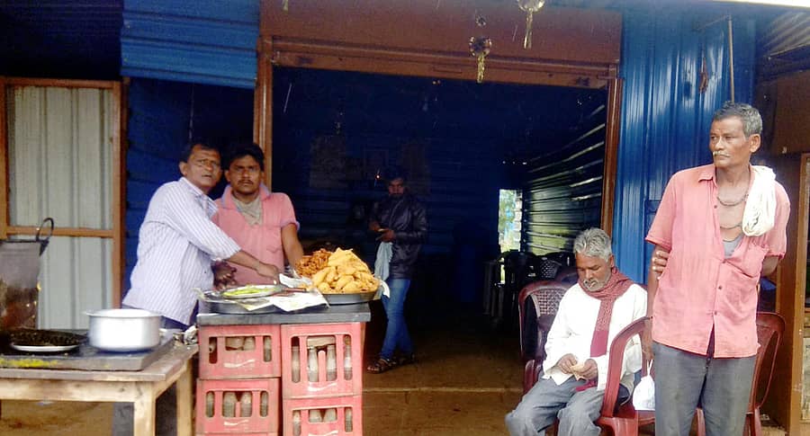 ಚಿಟಗುಪ್ಪ ತಾಲ್ಲೂಕಿನ ಮನ್ನಾಎಖ್ಖೇಳಿ ಗ್ರಾಮದ ಹೋಟೆಲ್ ಸಿಬ್ಬಂದಿ ಗ್ರಾಹಕರ ನಿರೀಕ್ಷೆಯಲ್ಲಿರುವುದು