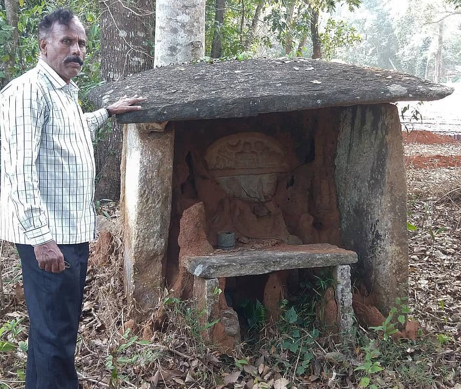 ಕಳಸದ ವಸಿಷ್ಟಾಶ್ರಮದ ಬಳಿ ಇತಿಹಾಸ ಸಂಶೋಧನಾಕಾರ ಎಚ್.ಆರ್. ಪಾಂಡುರಂಗ ಸಂಶೋಧನೆ ಮಾಡಿರುವ ವೀರ ಮಹಾಸತಿ ಗುಡಿ