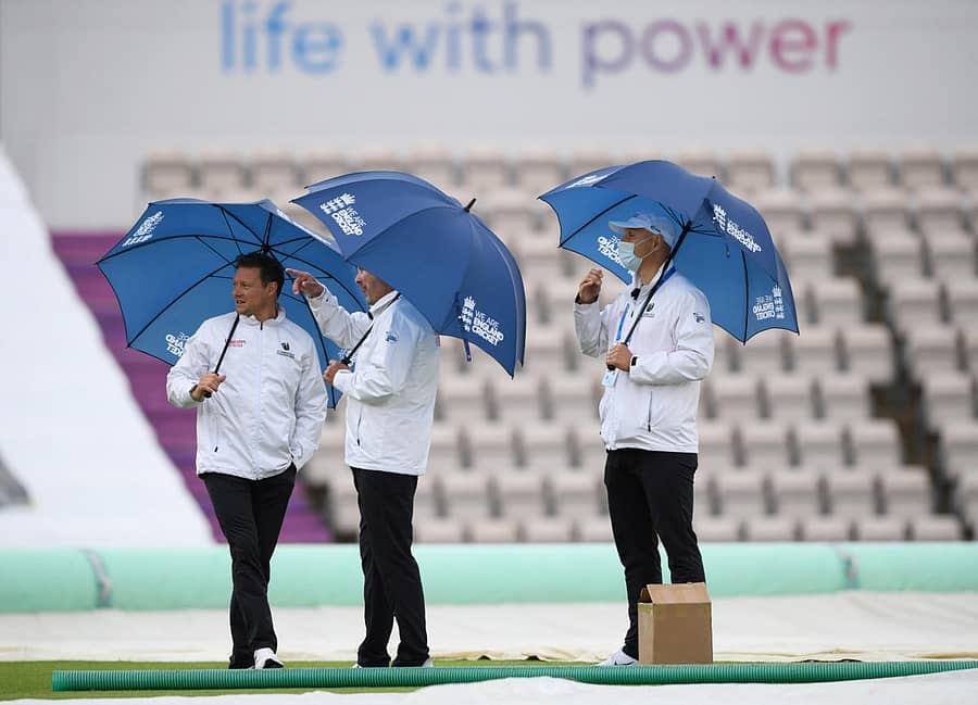 ಸೌತಾಂಪ್ಟನ್ನ ರೋಸ್ ಬಾಲ್ನಲ್ಲಿ ಬುಧವಾರ ಆರಂಭವಾಗಬೇಕಿದ್ದ ವೆಸ್ಟ್ ಇಂಡೀಸ್ ಮತ್ತು ಇಂಗ್ಲೆಂಡ್ ನಡುವಣ ಟೆಸ್ಟ್ ಪಂದ್ಯಕ್ಕೆಊ ಮುನ್ನ ಮಳೆ ಸುರಿಯುತ್ತಿದೆ. ಅಂಪೈರ್ಗಳು ಪರಿಸ್ಥಿತಿಯ ಅವಲೋಕನ ನಡೆಸಿದರು –ರಾಯಿಟರ್ಸ್ ಚಿತ್ರ