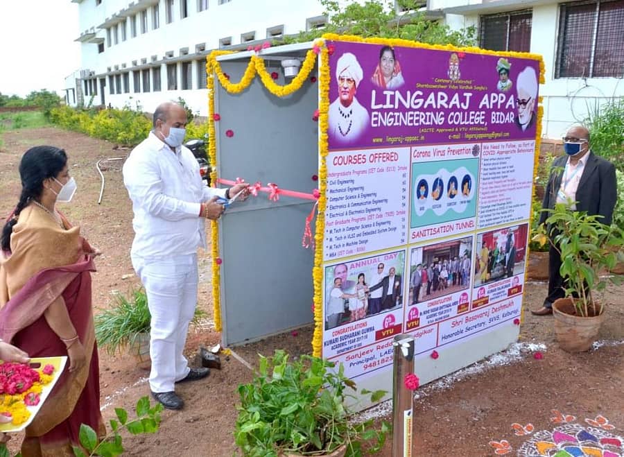 ಬೀದರ್ ತಾಲ್ಲೂಕಿನ ಗೋರನಳ್ಳಿ ಸಮೀಪದ ಲಿಂಗರಾಜ ಅಪ್ಪ ಎಂಜಿನಿಯರಿಂಗ್ ಕಾಲೇಜಿನಲ್ಲಿ ಅಟೊಮೆಟಿಕ್ ಸ್ಯಾನಿಟೈಸೇಷನ್ ಟನೆಲ್ ಅನ್ನು ಕಲಬುರ್ಗಿಯ ಶರಣ ಬಸವೇಶ್ವರ ವಿದ್ಯಾವರ್ಧಕ ಸಂಘದ ಕಾರ್ಯದರ್ಶಿ ಬಸವರಾಜ ದೇಶಮುಖ ಬುಧವಾರ ಉದ್ಘಾಟಿಸಿದರು