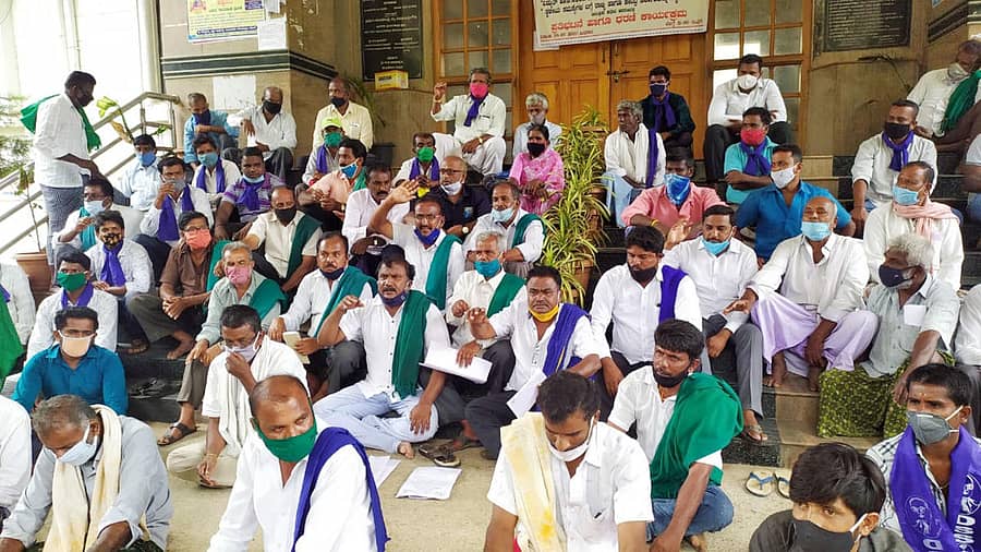 ಶ್ರೀರಂಗಪಟ್ಟಣ ತಾಲ್ಲೂಕಿನ ವಿವಿಧೆಡೆ ಸರ್ಕಾರಿ ಗೋಮಾಳ ಮತ್ತು ಅರಣ್ಯ ಭೂಮಿಗೆ ನಕಲಿ ದಾಖಲೆ ಸೃಷ್ಟಿಸಿ ಅಧಿಕಾರಿಗಳು ಪ್ರಭಾವಿಗಳ ಹೆಸರಿಗೆ ಅಕ್ರಮವಾಗಿ ಖಾತೆ ಮಾಡಿಕೊಟ್ಟಿದ್ದಾರೆ ಎಂದು ಆರೋಪಿಸಿ ಪ್ರಗತಿಪರ ಸಂಘಟನೆಗಳ ಕಾರ್ಯಕರ್ತರು ಬುಧವಾರ ಪ್ರತಿಭಟನೆ ನಡೆಸಿದರು