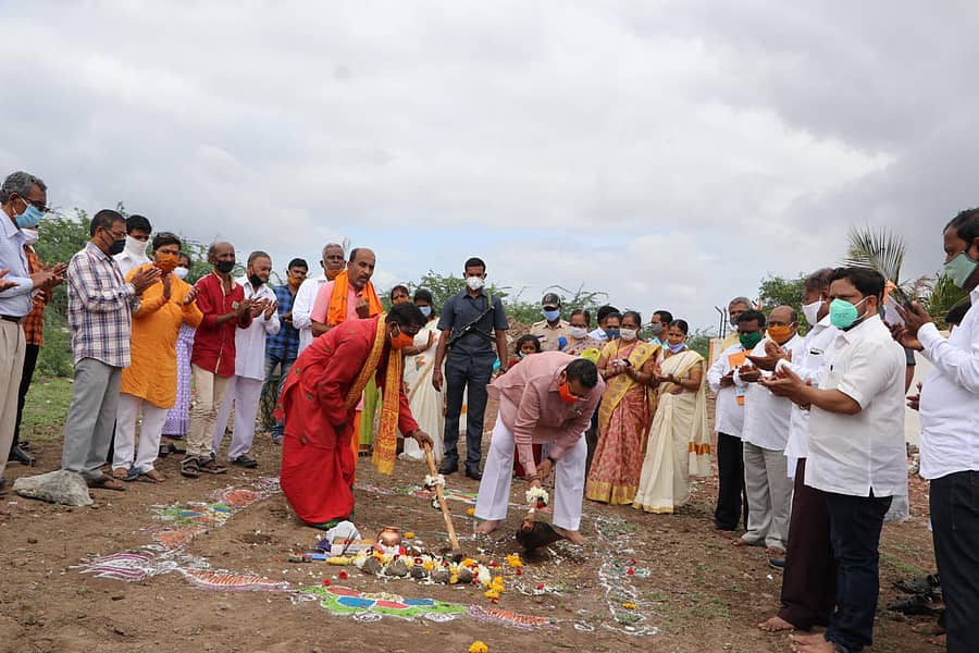ವಿಜಯಪುರದ ಅಡವಿಶಂಕರಲಿಂಗ ದೇವಸ್ಥಾನದ ಹತ್ತಿರ ಪ್ರವಾಸೋದ್ಯಮ ಇಲಾಖೆಯಿಂದ ಯಾತ್ರಿ ನಿವಾಸ ನಿರ್ಮಾಣ ಕಾಮಗಾರಿಗೆ ಶಾಸಕ ಬಸನಗೌಡ ಪಾಟೀಲ ಯತ್ನಾಳ ಭೂಮಿ ಪೂಜೆ ನೆರವೇರಿಸಿದರು