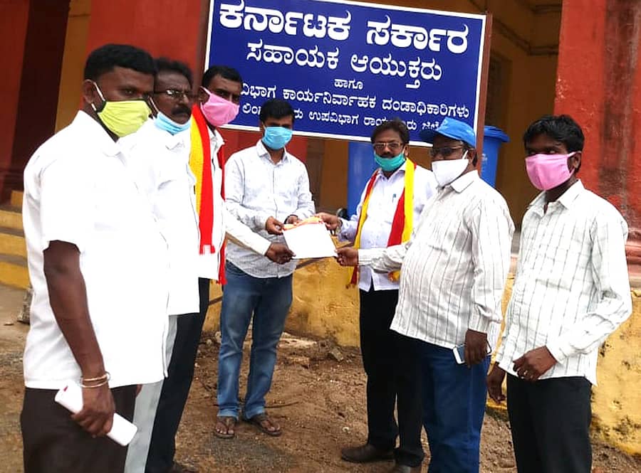 ಲಿಂಗಸುಗೂರಲ್ಲಿ ಬುಧವಾರ ಕರ್ನಾಟಕ ರಕ್ಷಣ ವೇದಿಕೆ ಕಾರ್ಯಕರ್ತರು ಉಪ ವಿಭಾಗಾಧಿಕಾರಿ ಕಚೇರಿ ಅಧಿಕಾರಿಗೆ ಮನವಿ ಸಲ್ಲಿಸಿದರು