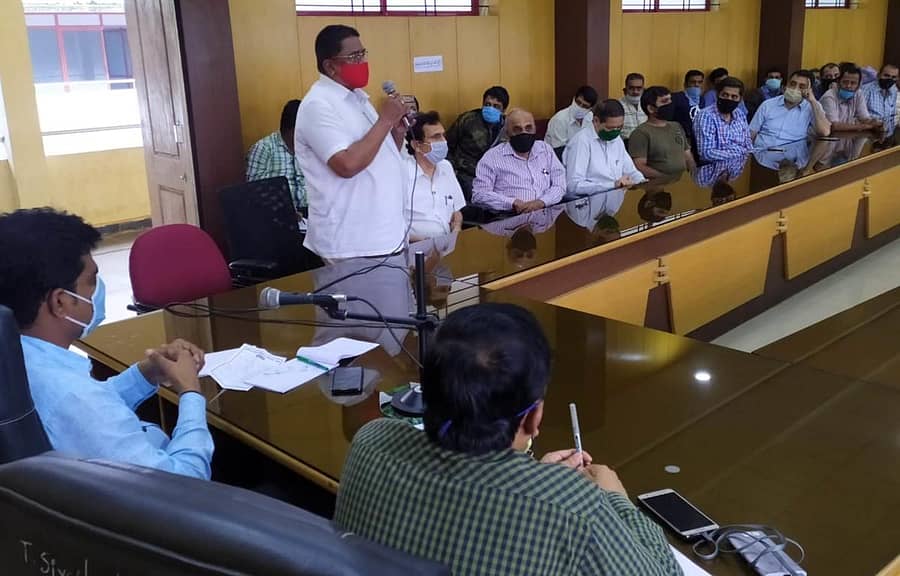 ಶಿರಸಿಯಲ್ಲಿ ನಡೆದ ವರ್ತಕರ ಸಭೆಯಲ್ಲಿ ನಗರಸಭೆ ಆರೋಗ್ಯ ನಿರೀಕ್ಷಕ ಆರ್.ಎಂ.ವೆರ್ಣೇಕರ್ ಮಾತನಾಡಿದರು