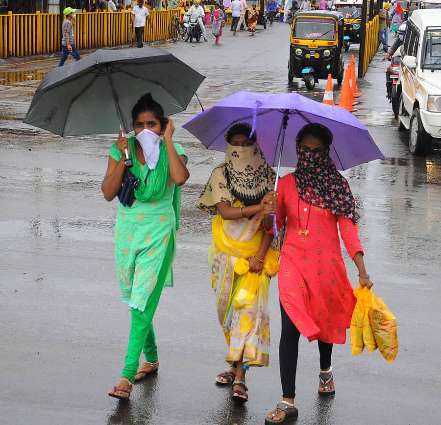 ವಿಜಯಪುರ ನಗರದಲ್ಲಿ ಬುಧವಾರ ಮಧ್ಯಾಹ್ನ ಸುರಿದ ಮಳೆಯಲ್ಲಿ ಛತ್ರಿ ಹಿಡಿದು ಸಾಗಿದ ಮಹಿಳೆಯರು–ಪ್ರಜಾವಾಣಿ ಚಿತ್ರ