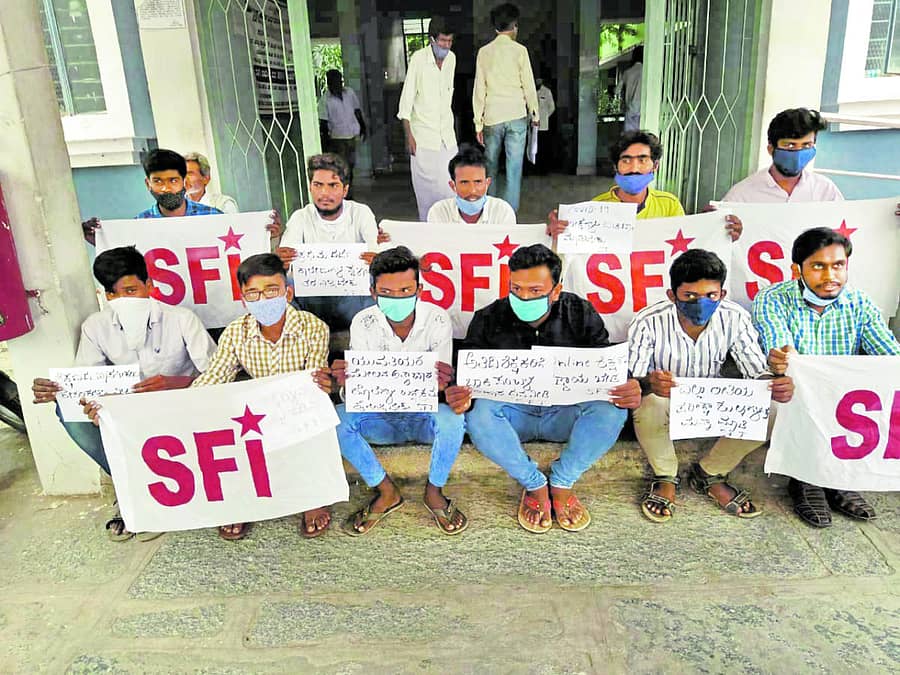 ಬಾಗೇಪಲ್ಲಿ ತಾಲ್ಲೂಕು ಕಚೇರಿ ಮುಂದೆ ಎಸ್ಎಫ್ಐ ಮುಖಂಡರು ವಿದ್ಯಾರ್ಥಿಗಳ ಬೇಡಿಕೆಗಳನ್ನು ಈಡೇರಿಸುವಂತೆ ಆಗ್ರಹಿಸಿ ಪ್ರತಿಭಟನೆ ನಡೆಸಿದರು
