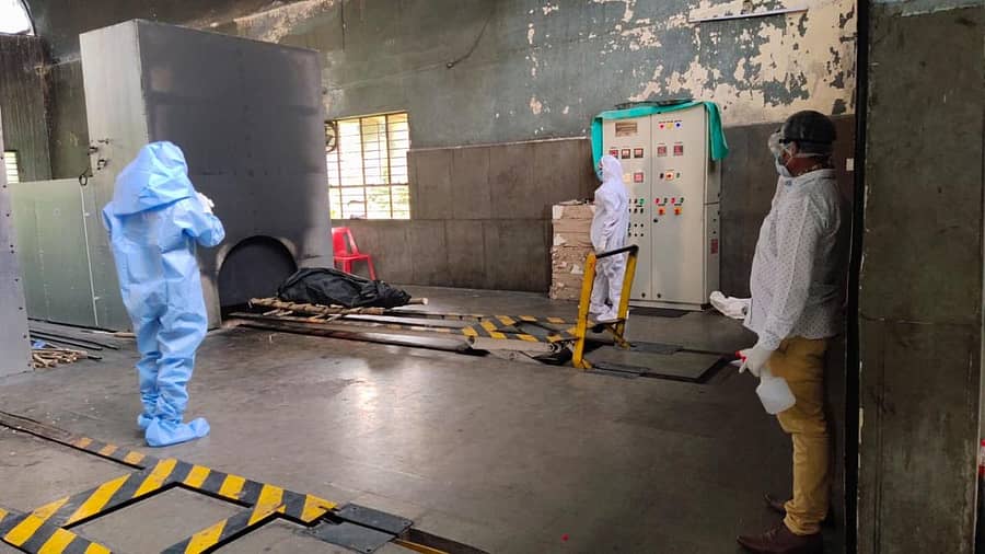 ಪಿಪಿಇ ಕಿಟ್ ಧರಿಸಿ ಅಂತ್ಯಕ್ರಿಯೆಯಲ್ಲಿ ಭಾಗವಹಿಸಿರುವ ಯುವತಿ