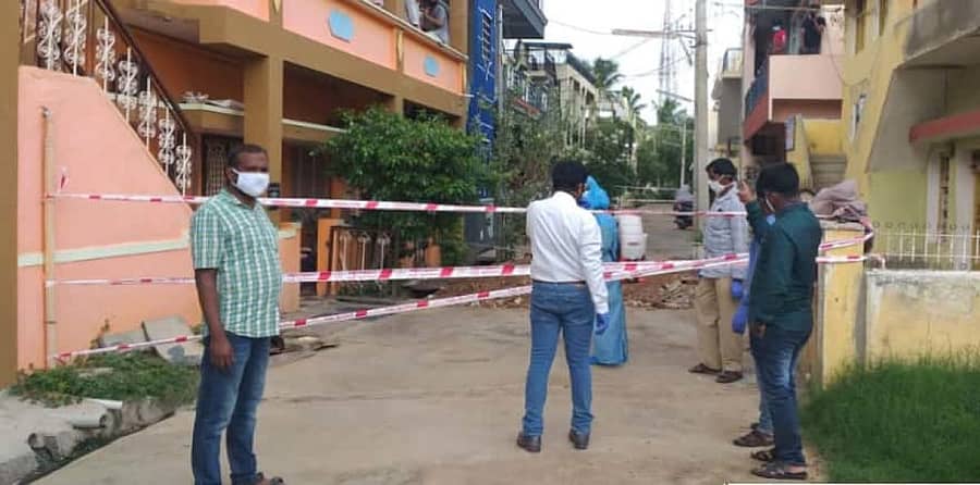 ನಗರದ 13ನೇ ವಾರ್ಡಿನಲ್ಲಿ ಸೋಂಕಿತ ವ್ಯಕ್ತಿಯ ಮನೆಯ ಸುತ್ತಲೂ ಸೀಲ್ಡೌನ್ ಮಾಡಲಾಗಿದೆ