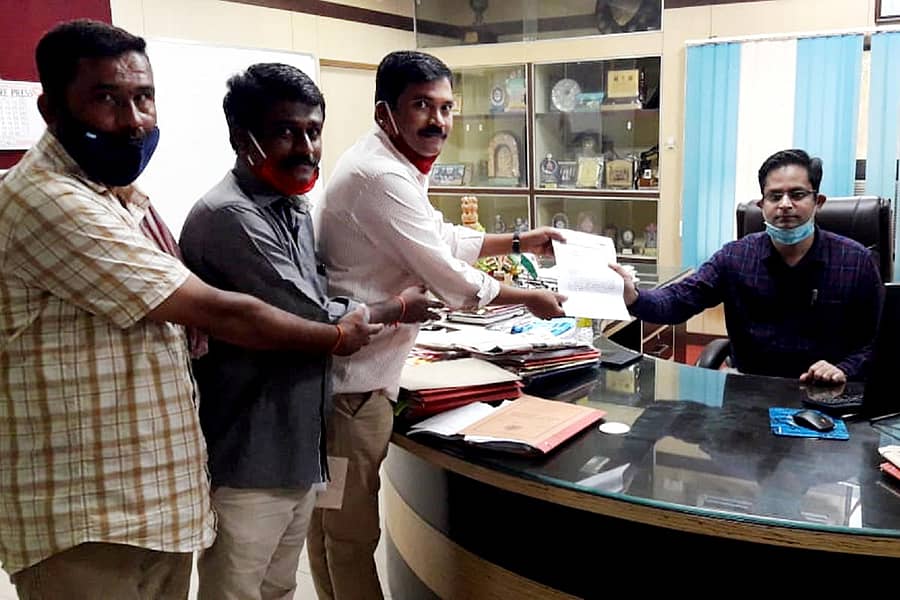 ಅನುದಾನಿತ ಶಿಕ್ಷಣ ಸಂಸ್ಥೆಗಳಲ್ಲಿ ಖಾಲಿ ಇರುವ ಹುದ್ದೆಗಳನ್ನು ತುಂಬಿಕೊಳ್ಳಲು ಅನುಮತಿ ನೀಡಬೇಕು ಎಂದು ಪಶ್ಚಿಮ ಪದವೀಧರ ಮತಕ್ಷೇತ್ರದ ಸಂಯೋಜಕ ವಿಕಾಸ ಸೊಪ್ಪಿನ ಮತ್ತು ಇತರರು ಹಾವೇರಿಯಲ್ಲಿ ಜಿಲ್ಲಾಧಿಕಾರಿಗೆ ಮನವಿ ಸಲ್ಲಿಸಿದರು