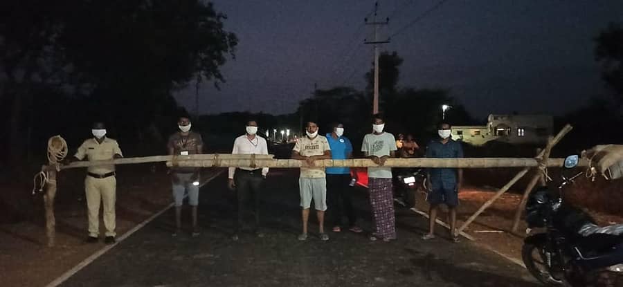 ರಾಜ್ಯದ ಗಡಿ ಪ್ರದೇಶವೊಂದರಲ್ಲಿ ಪೊಲೀಸರ ಕಾವಲು