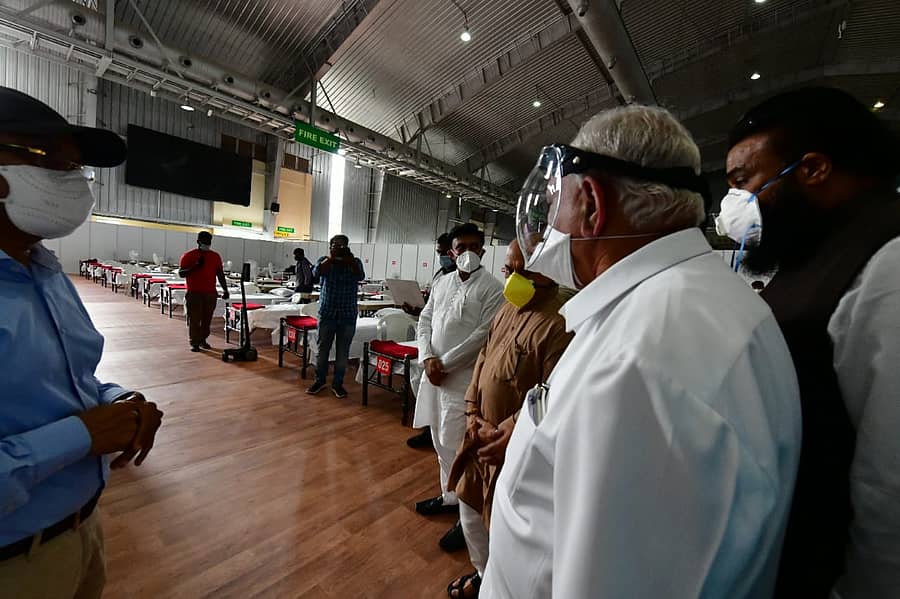 ಕೋವಿಡ್ ಆರೈಕೆ ಕೇಂದ್ರಕ್ಕೆ ಮುಖ್ಯಮಂತ್ರಿ ಬಿ.ಎಸ್.ಯಡಿಯೂರಪ್ಪ ಭೇಟಿ ನೀಡಿ ಪರಿಶೀಲನೆ ನಡೆಸಿದರು.