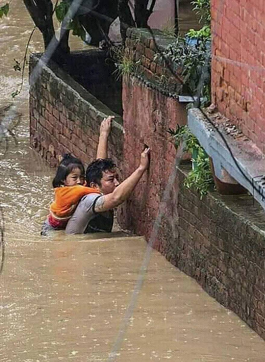 ನೇಪಾಳ ಪ್ರವಾಹದಿಂದಾಗಿ ತತ್ತರಿಸಿರುವ ಜನ