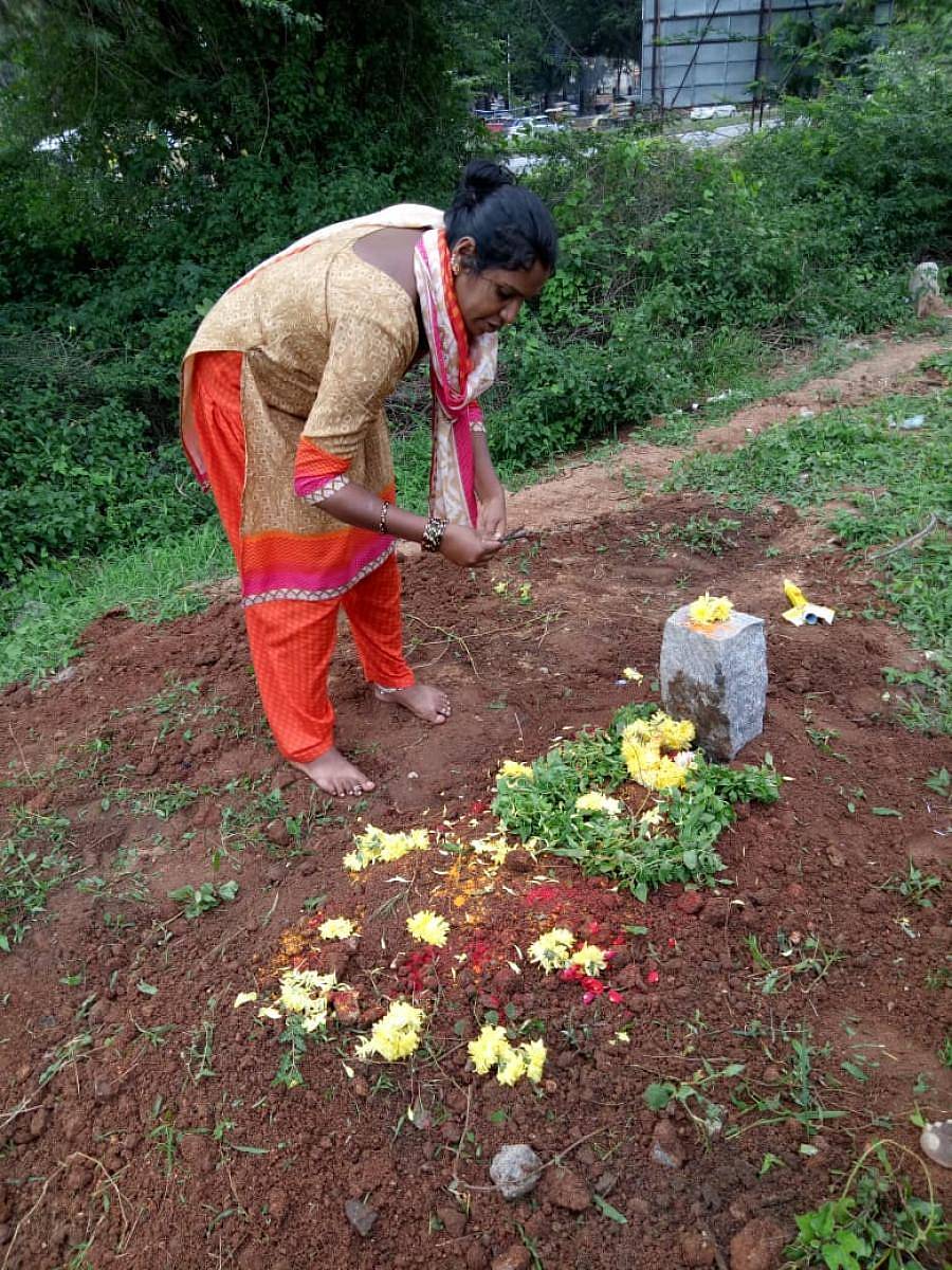 ಅನಾಥ ಶವದ ಸಂಸ್ಕಾರದ ಬಳಿಕ ಪೂಜೆ ನೆರವೇರಿಸುತ್ತಿರುವ ಆಶಾ