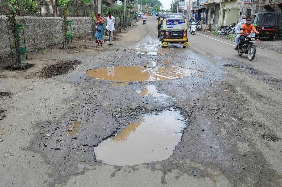 ಬೃಹತ್ ಗುಂಡಿಗಳು ಬಿದ್ದಿರುವ ವಿಜಯಪುರ ನಗರದ ಕಾಳಿಕಾ ಗುಡಿ ರಸ್ತೆಯಲ್ಲಿ –ಪ್ರಜಾವಾಣಿ ಚಿತ್ರ: ಸಂಜೀವ ಅಕ್ಕಿ