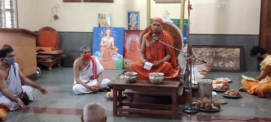 ಚಾತುರ್ಮಾಸ್ಯ ವ್ರತಾಚರಣೆಯಲ್ಲಿರುವ ಶಿರಸಿ ತಾಲ್ಲೂಕಿನ ಸ್ವರ್ಣವಲ್ಲಿ ಶ್ರೀಗಳು ಆಶೀರ್ವಚನ ನೀಡಿದರು