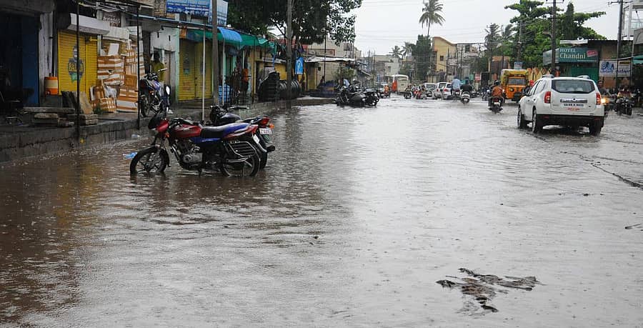 ವಿಜಯಪುರ ನಗರದಲ್ಲಿ ಗುರುವಾರ ಸಂಜೆ ಸುರಿದ ಮಳೆಯಿಂದ ಶಹಾ ಪೇಟೆ ರಸ್ತೆಯಲ್ಲಿ ನಿಂತಿರುವ ನೀರು–ಪ್ರಜಾವಾಣಿ ಚಿತ್ರ