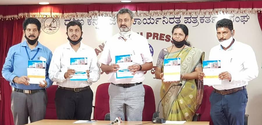 ಮಂಗಳೂರಿನ ಪ್ರೆಸ್ಕ್ಲಬ್ನಲ್ಲಿ ಶುಕ್ರವಾರ ಶಕ್ತಿ ವಸತಿ ಶಾಲೆಯ ಶಕ್ತಿ ಅಡ್ವಾನ್ಸ್ ಲರ್ನಿಂಗ್ ಪಠ್ಯಪುಸ್ತಕವನ್ನು ಬಿಡುಗಡೆ ಮಾಡಲಾಯಿತು