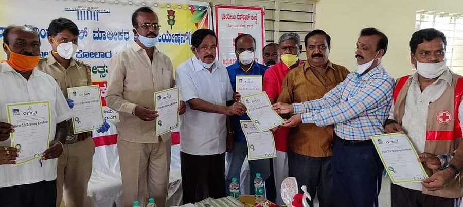 ಕೋಲಾರದಲ್ಲಿ ಗುರುವಾರ ನಡೆದ ಜಿಲ್ಲಾ ಡ್ರೈವಿಂಗ್ ಸ್ಕೂಲ್ ಮಾಲೀಕರ ಸಂಘದ ವಾರ್ಷಿಕೋತ್ಸವ ಹಾಗೂ ಆರ್ಬಿಟ್ ಪ್ರಥಮ ಚಿಕಿತ್ಸಾ ಕೇಂದ್ರದ ಉದ್ಘಾಟನಾ ಸಮಾರಂಭದಲ್ಲಿ ಶಾಸಕ ಕೆ.ಶ್ರೀನಿವಾಸಗೌಡ ಚಾಲಕರಿಗೆ ಗುರುತಿನ ಚೀಟಿ ವಿತರಿಸಿದರು.