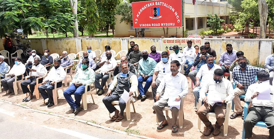 ಡಾ.ಬಿ.ಆರ್.ಅಂಬೇಡ್ಕರ್ ಅವರ ಮನೆಯ ಮೇಲಿನ ದಾಳಿ ಖಂಡಿಸಿ ದಲಿತ ಸಂಘಟನೆಗಳ ಒಕ್ಕೂಟದ ನೇತೃತ್ವದಲ್ಲಿ ಜಿಲ್ಲಾಧಿಕಾರಿ ಕಚೇರಿ ಮುಂದೆ ಗುರುವಾರ ಪ್ರತಿಭಟನೆ ನಡೆಯಿತು.