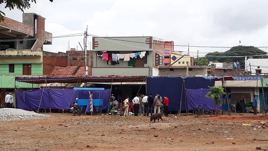 ಹರಿಹರದ ಗಾಂಧಿನಗರದ ಸೀಲ್ಡೌನ್ ಪ್ರದೇಶದಲ್ಲಿ ಗುರುವಾರ ಮದುವೆ ಸಮಾರಂಭ ನಡೆದಿರುವುದು