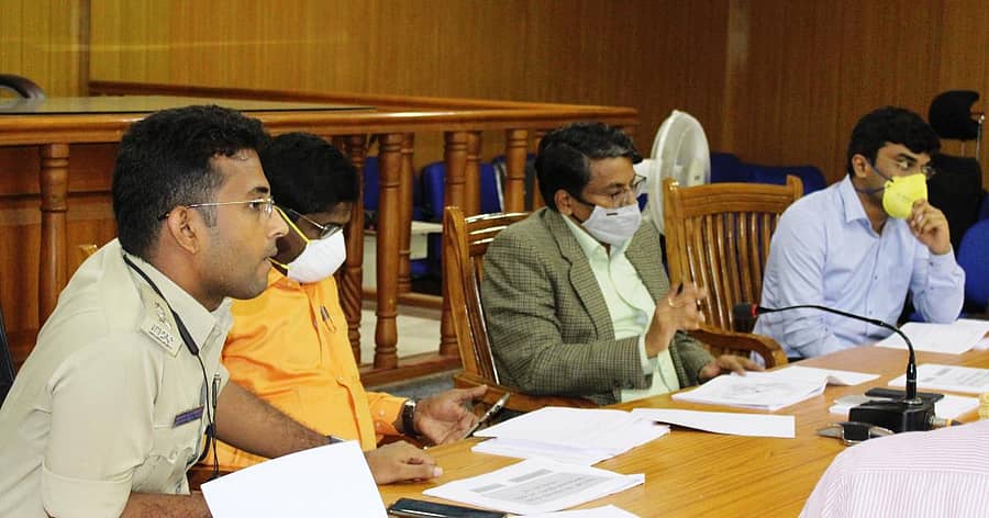 ಬಾಗಲಕೋಟೆಯಲ್ಲಿ ಜಿಲ್ಲಾ ಉಸ್ತುವಾರಿ ಕಾರ್ಯದರ್ಶಿ ಶಿವಯೋಗಿ ಕಳಸದ ಅಧಿಕಾರಿಗಳ ಸಭೆ ನಡೆಸಿದರು