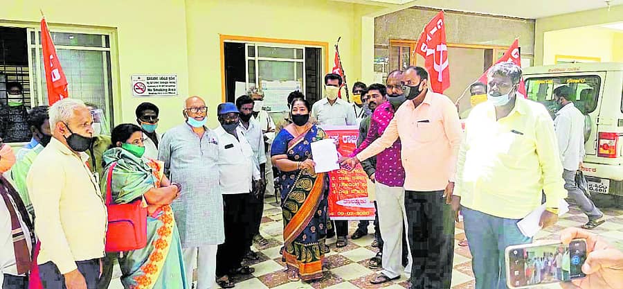 ಚಿಂತಾಮಣಿಯಲ್ಲಿ ಗ್ರಾಮ ಪಂಚಾಯಿತಿ ನೌಕರರು ಬೇಡಿಕೆಗಳನ್ನು ಈಡೇರಿಸುವಂತೆ ಒತ್ತಾಯಿಸಿ ಗುರುವಾರ ಪ್ರತಿಭಟನೆ ನಡೆಸಿ ಮನವಿ ಸಲ್ಲಿಸಿದರು.