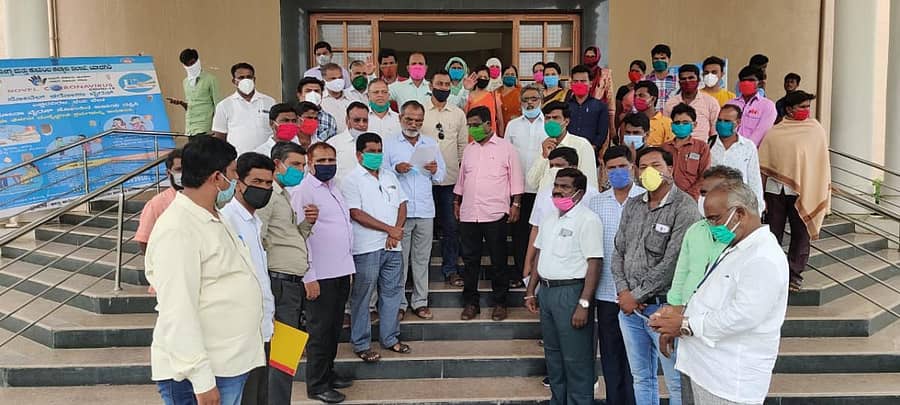 ಸಮಾಜ ಕಲ್ಯಾಣ ಇಲಾಖೆಯ ವಸತಿ ನಿಲಯಗಳಲ್ಲಿ ಕಾರ್ಯ ನಿರ್ವಹಿಸುತ್ತಿರುವ ಸಿಬ್ಬಂದಿಯನ್ನು ಕೊರೊನಾ ವಾರಿಯರ್ಸ್ ಎಂದು ಘೋಷಿಸಲು ಒತ್ತಾಯಿಸಿ ಮುಖ್ಯಮಂತ್ರಿಗೆ ಮನವಿ ಸಲ್ಲಿಸಿದರು