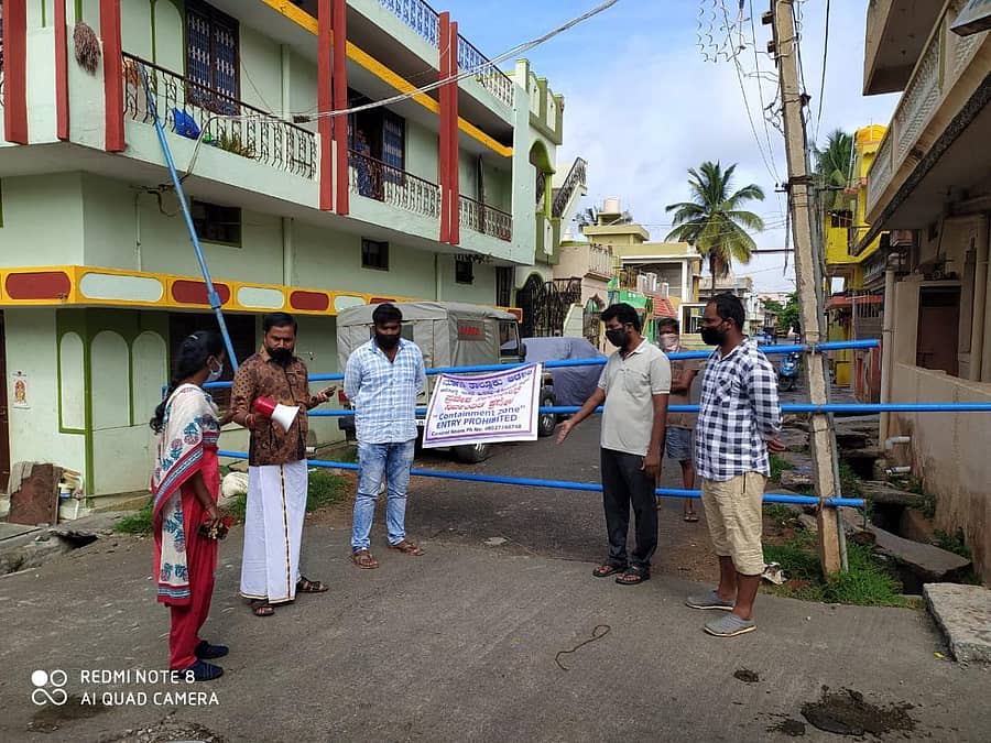 ಮಾಗಡಿ 18ನೇ ವಾರ್ಡ್‌ನ ಸದಸ್ಯ ಎಂ.ಎನ್‌.ಮಂಜುನಾಥ ಕಂಟೈನ್‌ಮೆಂಟ್‌ ಝೋನ್‌ಗಳಿಗೆ ಭೇಟಿ ನೀಡಿ ಸ್ವಚ್ಛತೆ ಪರಿಶೀಲಿಸಿದರು. ಮುಖ್ಯಾಧಿಕಾರಿ ಎಂ.ಎನ್‌.ಮಹೇಶ್‌ ಹಾಗೂ ಸಿಬ್ಬಂದಿ ಇದ್ದರು